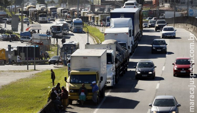 Caminhoneiros se mobilizam para nova paralisação Caminhoneiros se mobilizam para nova paralisação