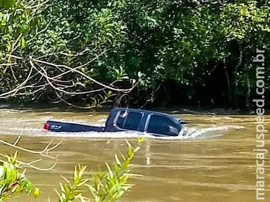 Caminhonete de homem encontrado afogado é retirada de rio em MS Caminhonete de homem encontrado afogado é retirada de rio em MS