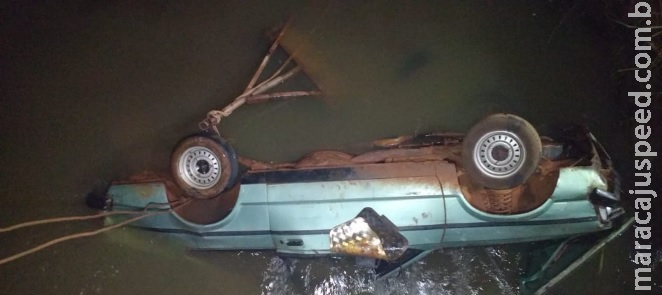 Carro cai de ponte, motorista morre afogado e quatro ficam feridos
