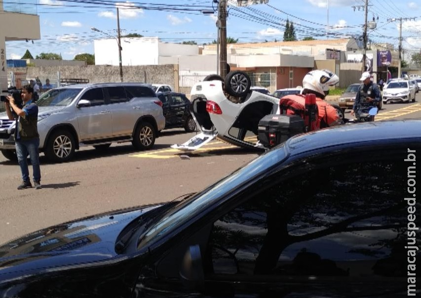 Carro capota em avenida e motorista fica ferido