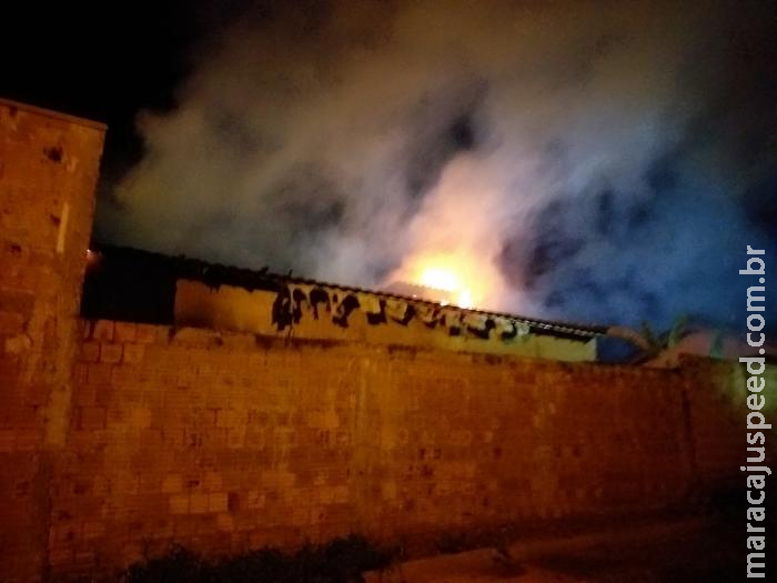 Casa pega fogo após possível vazamento em botijão de gás Casa pega fogo após possível vazamento em botijão de gás