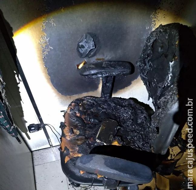 Celular esquecido conectado à tomada em cadeira provoca incêndio em sala de prédio comercial