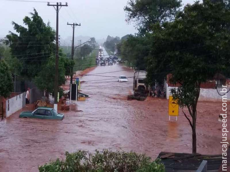 Chuva de 160mm alaga ruas e invade casas em Itaporã