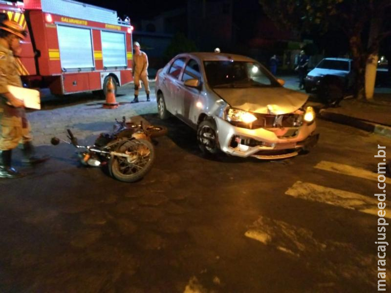 Colisão entre moto e carro deixa três feridos em MS Colisão entre moto e carro deixa três feridos em MS