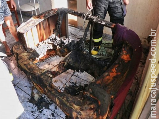 Curto circuito em tomada provoca incêndio enquanto família dormia Curto circuito em tomada provoca incêndio enquanto família dormia
