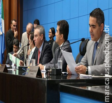 Deputados criticam excessos de foliões no Carnaval e questionam falta de estrutura Deputados criticam excessos de foliões no Carnaval e questionam falta de estrutura