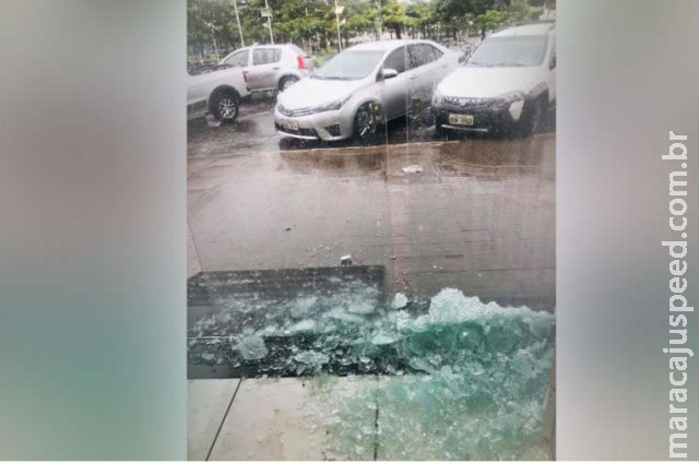 Durante temporal, loja é atingida por raio e tem porta de vidro destruída Durante temporal, loja é atingida por raio e tem porta de vidro destruída