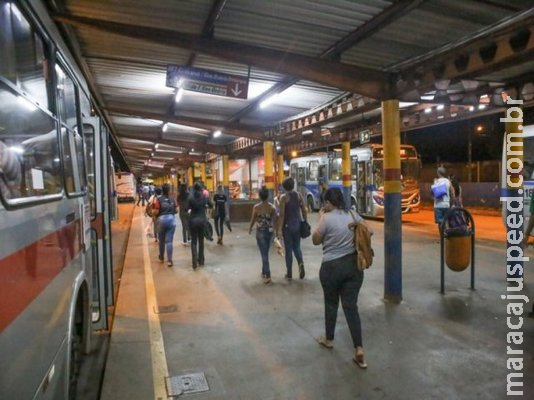 É dentro de um ônibus, depois das 22h, que a gente descobre como é ser mulher