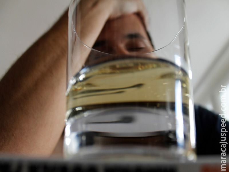 Entenda os riscos do consumo de bebida alcoólica Entenda os riscos do consumo de bebida alcoólica
