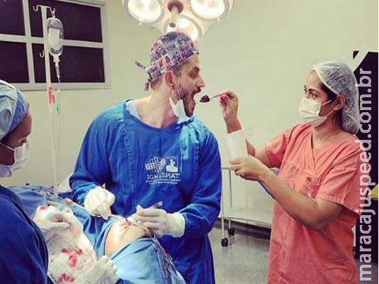  Ex-BBB Marcos Harter será investigado após foto comendo durante cirurgia