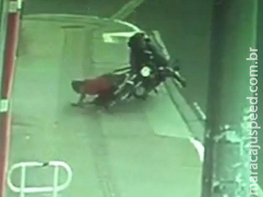 Família procura por motociclista que fugiu após atropelar idosa na calçada