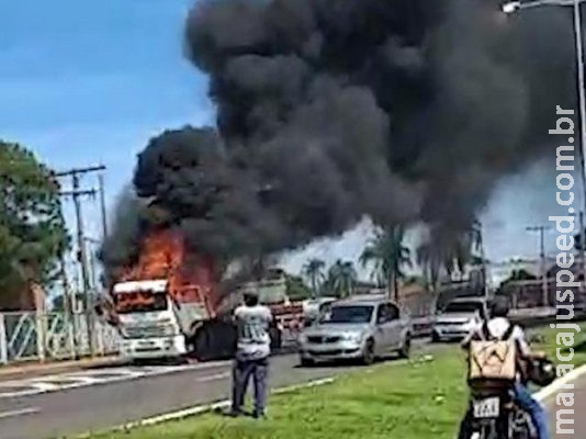 Fogo destrói cabine de caminhão em avenida da Capital Fogo destrói cabine de caminhão em avenida da Capital