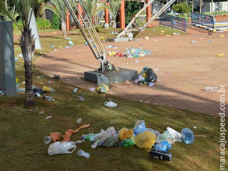Foliões deixam rastro de lixo e emporcalham Praça Antônio João