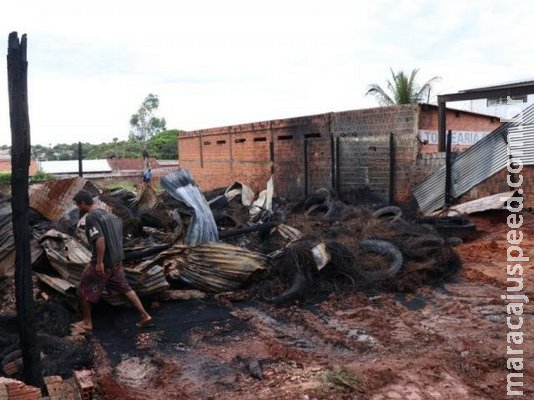 Funcionários suspeitam de crime em incêndio que destruiu depósito de pneus
