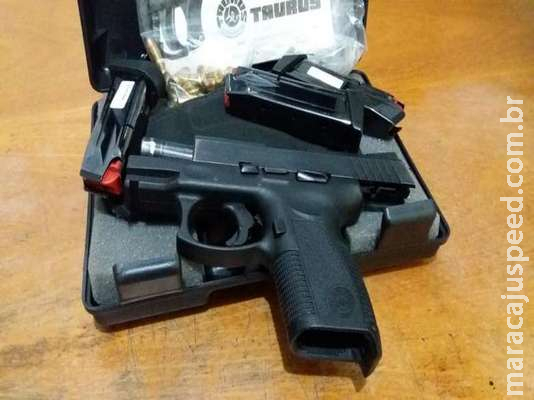 Homem é preso após ser flagrado com arma dentro de carro Homem é preso após ser flagrado com arma dentro de carro