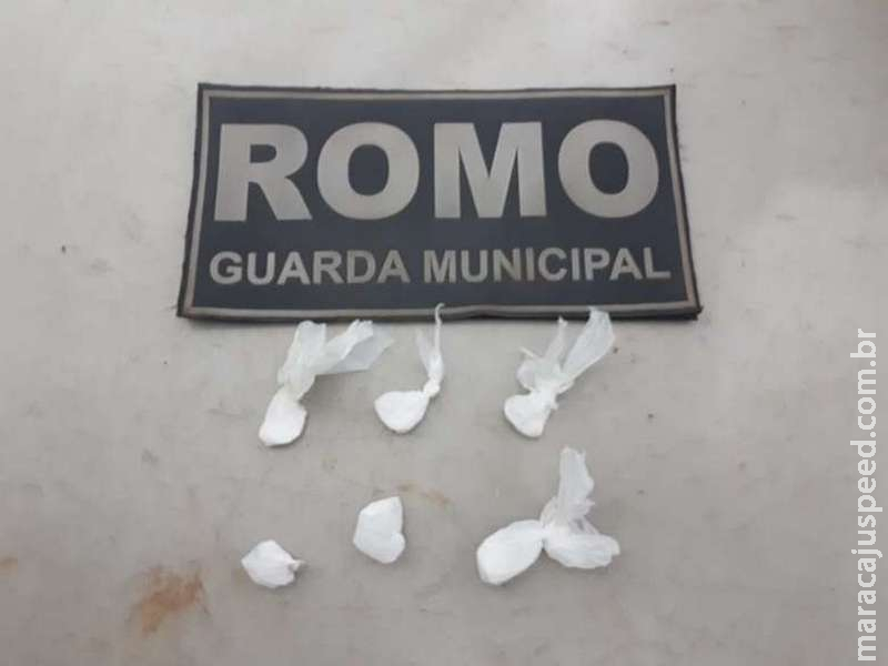 Homem é preso no momento em que passava cocaína a usuário