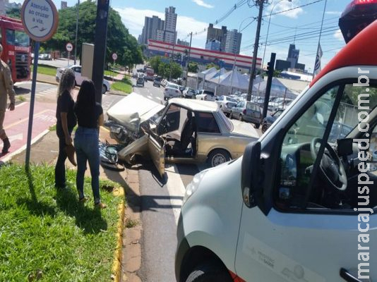 Idoso que ficou preso nas ferragens após bater carro em poste morre na Santa Casa Idoso que ficou preso nas ferragens após bater carro em poste morre na Santa Casa