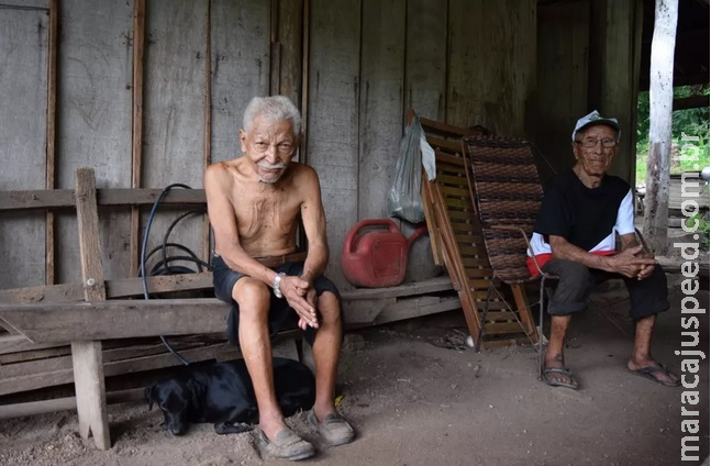 Irmãos de 84 e 86 anos encontrados desnutridos e em meio a vermes têm aposentadorias usurpadas Irmãos de 84 e 86 anos encontrados desnutridos e em meio a vermes têm aposentadorias usurpadas