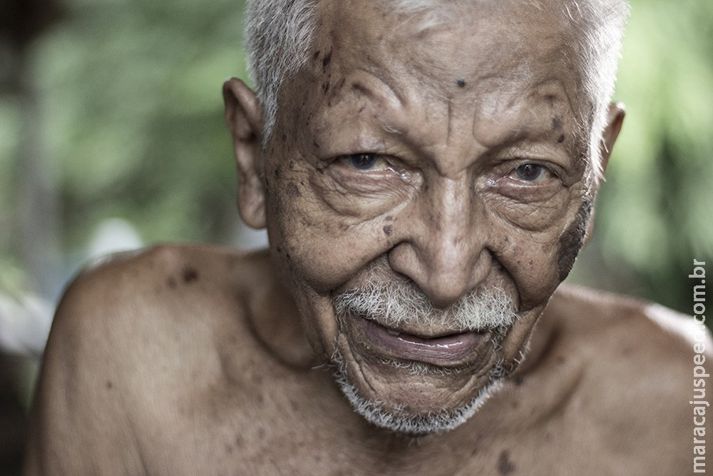 Irmãos de 84 e 86 anos são resgatados em meio a vermes, entulhos, com pouca comida e remédios vencidos Irmãos de 84 e 86 anos são resgatados em meio a vermes, entulhos, com pouca comida e remédios vencidos