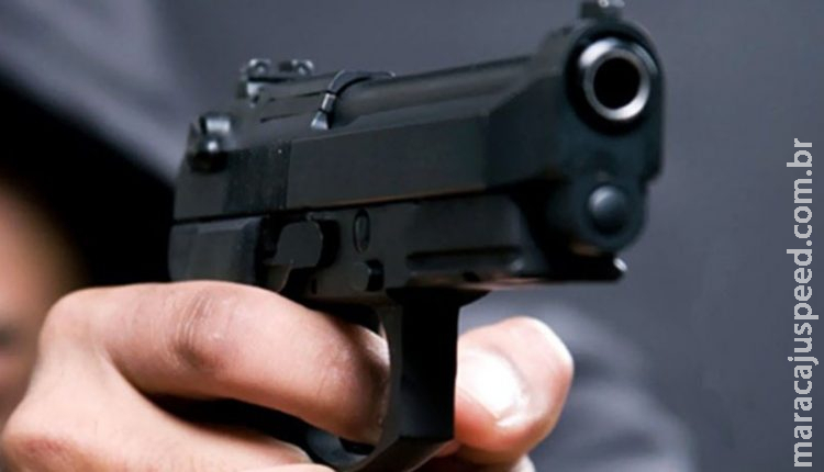 Jovem é agredida com chutes durante roubo em ponto de ônibus por ‘amigo’ de Facebook Jovem é agredida com chutes durante roubo em ponto de ônibus por ‘amigo’ de Facebook