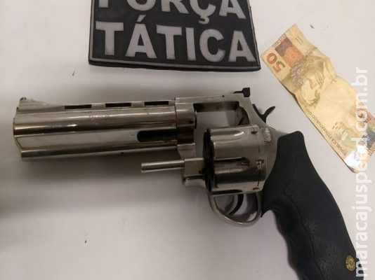 Jovem manuseia revólver no meio da rua no Centro, assusta populares e acaba preso