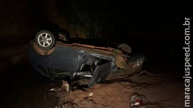 Jovem sem cinto de segurança morre ao cair com carro em rio