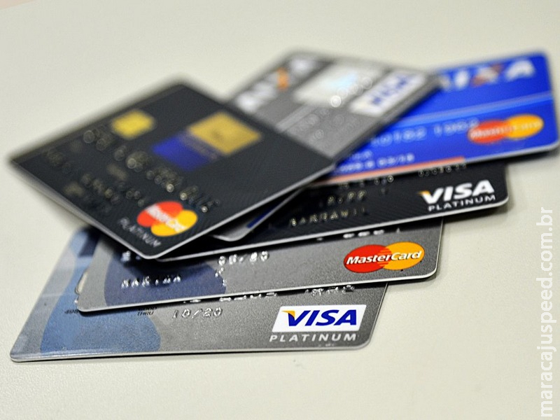 Juros do cheque especial e do cartão de crédito sobem em fevereiro Juros do cheque especial e do cartão de crédito sobem em fevereiro
