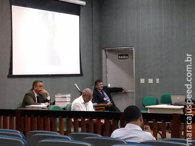 Justiça substitui prisão por salário à família de menino morto eletrocutado