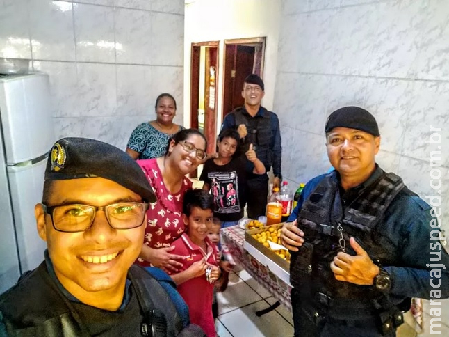 Mãe liga no 190 convidando policiais para aniversário do filho e PMs organizam festa: Mãe liga no 190 convidando policiais para aniversário do filho e PMs organizam festa: