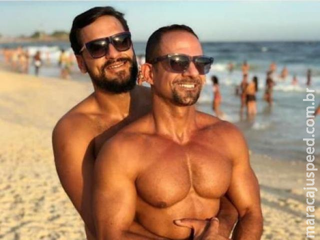 Major faz declaração de amor para o marido e vira alvo de homofóbicos Major faz declaração de amor para o marido e vira alvo de homofóbicos
