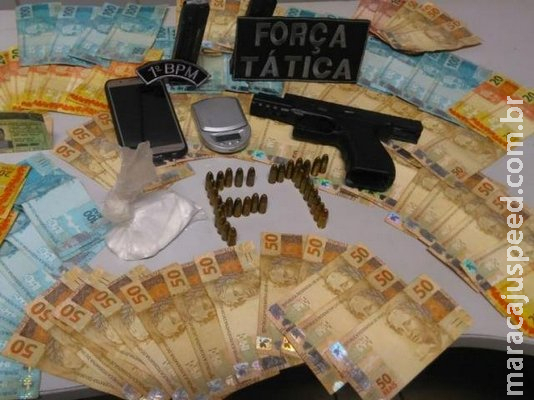 Membro do PCC que estava foragido é preso com armamento, droga e R$ 5,2 mil