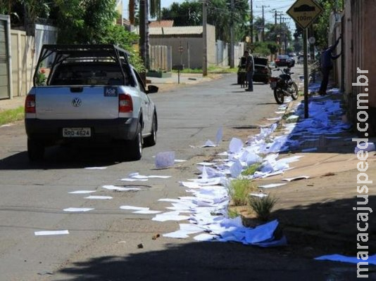 Morador acorda com enxurrada de panfletos exigindo que ele deixe bairro