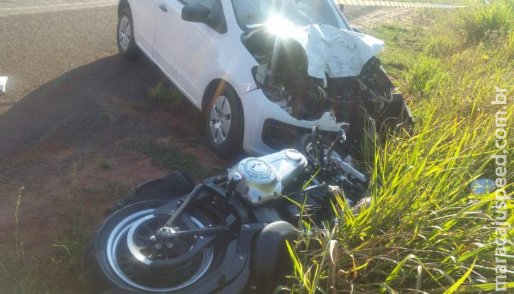 Motociclista morre ao ser atingido por carro que tentava ultrapassagem Motociclista morre ao ser atingido por carro que tentava ultrapassagem