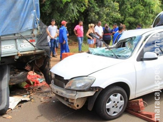 Motorista dorme ao volante e carro para sob caminhão estacionado Motorista dorme ao volante e carro para sob caminhão estacionado