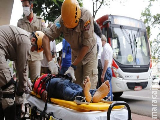 Mulher olha para lado errado na hora de atravessar rua e é atropelada por ônibus