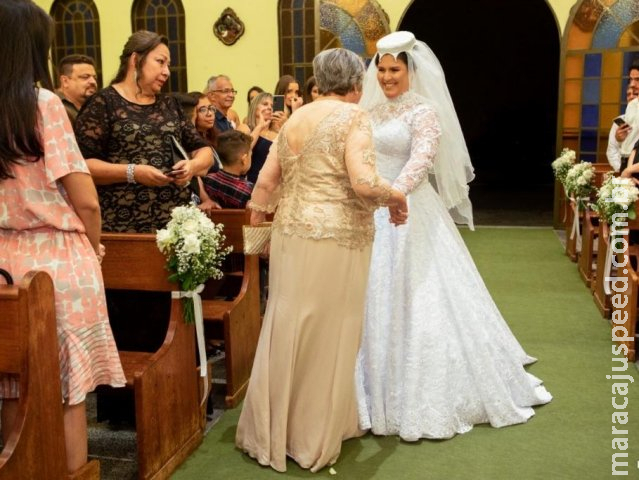 Noiva reproduz vestido dos anos 1950, até com solidéu, para homenagear avó
