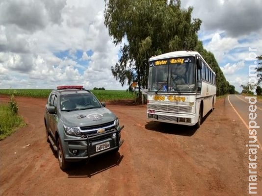 Ônibus é parado durante barreira e polícia encontra maconha escondida em bancos Ônibus é parado durante barreira e polícia encontra maconha escondida em bancos