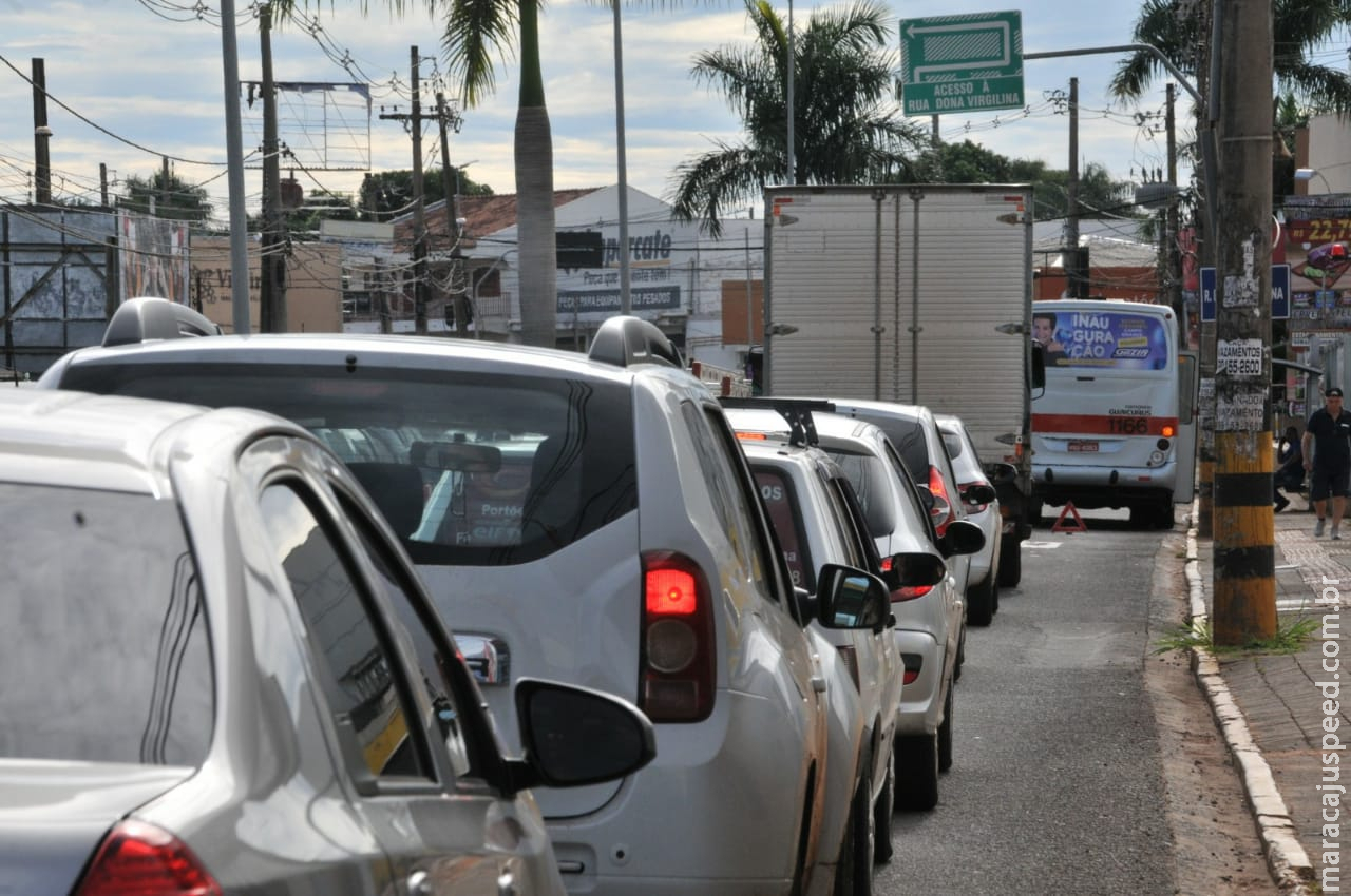 Ônibus quebrado causa transtornos em avenida Ônibus quebrado causa transtornos em avenida