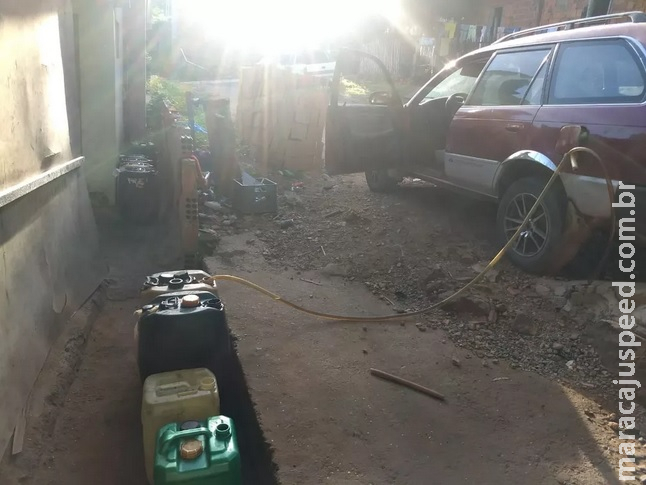 Pai e 2 filhos são presos ao manter depósito ilegal com 600 litros de combustível no quintal de casa em MS Pai e 2 filhos são presos ao manter depósito ilegal com 600 litros de combustível no quintal de casa em MS