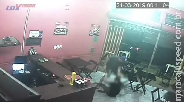 PM agride mulher por entrega errada de restaurante e é preso PM agride mulher por entrega errada de restaurante e é preso