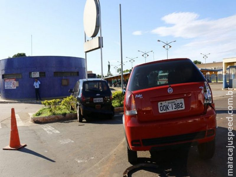 Pneu estoura e acidente envolve 3 carros e moto em frente a terminal