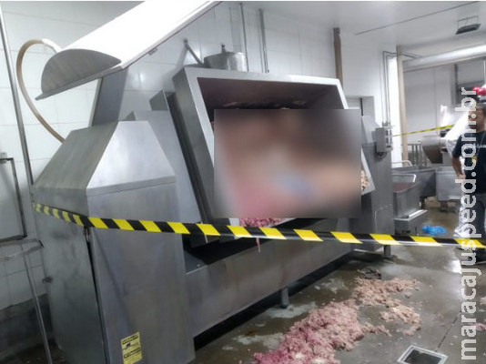 Polícia deve ouvir técnico de máquina onde trabalhador morreu em frigorífico Polícia deve ouvir técnico de máquina onde trabalhador morreu em frigorífico