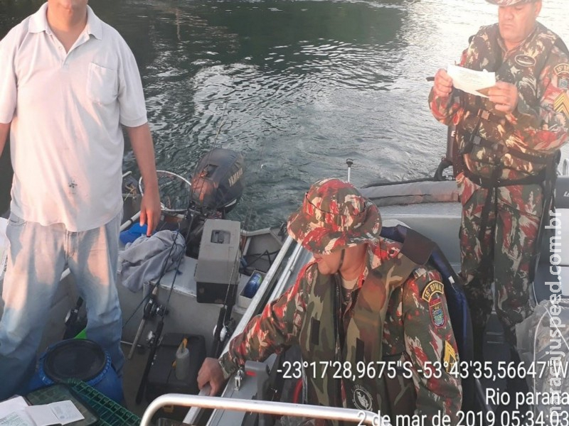 Polícia Militar Ambiental autua pescador por pesca ilegal e apreende barco, motor e material de pesca Polícia Militar Ambiental autua pescador por pesca ilegal e apreende barco, motor e material de pesca