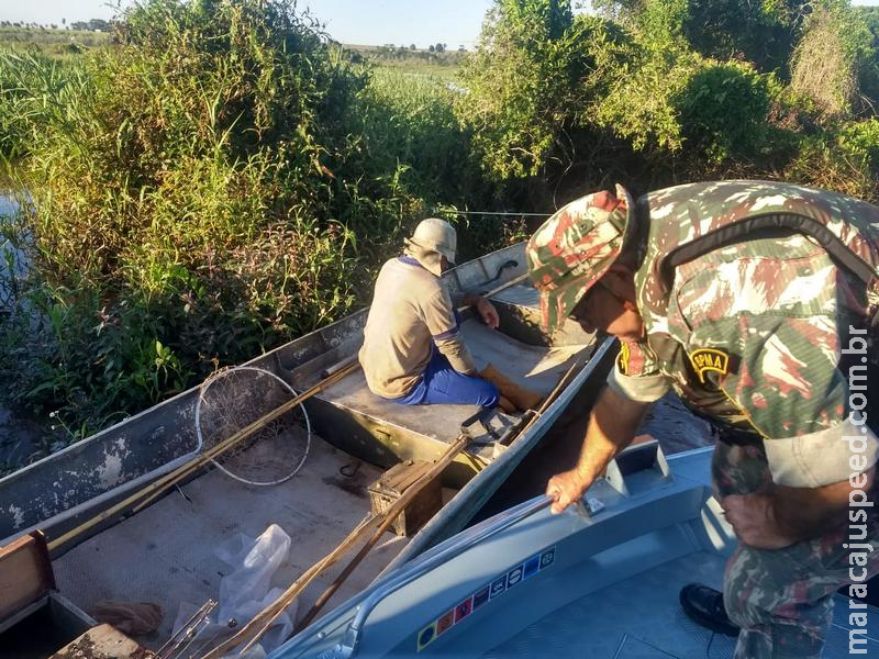 Polícia Militar Ambiental prende e autua em R$ 4 mil quatro pescadores por pesca com petrechos ilegais Polícia Militar Ambiental prende e autua em R$ 4 mil quatro pescadores por pesca com petrechos ilegais