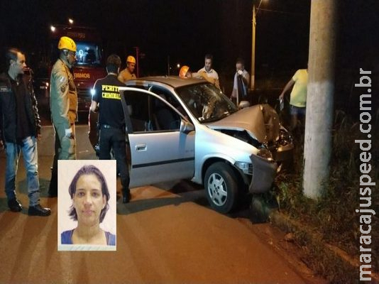 Professora morre após perder controle da direção e bater carro em poste