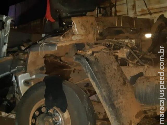Queda de caminhão durante conserto mata dois mecânicos em rodovia Queda de caminhão durante conserto mata dois mecânicos em rodovia