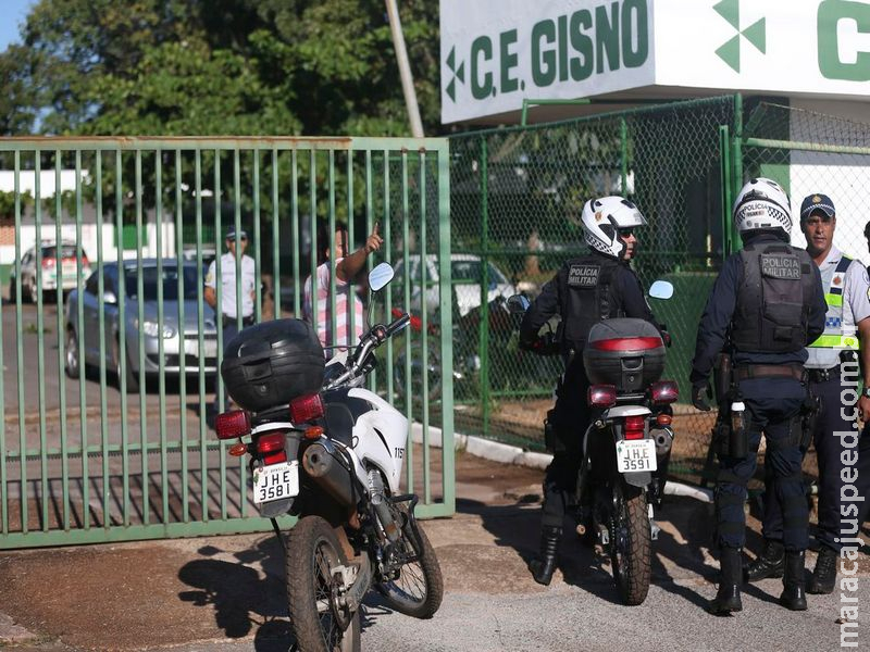 Troca de mensagens com ameaças a escola suspende aulas