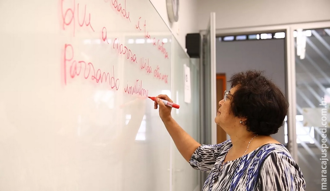 A babá que aprendeu a ler sozinha e hoje faz faculdade de pedagogia