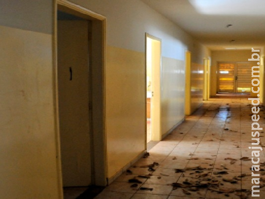 Abandonado, Hospital da Mulher está sendo furtado e depredado