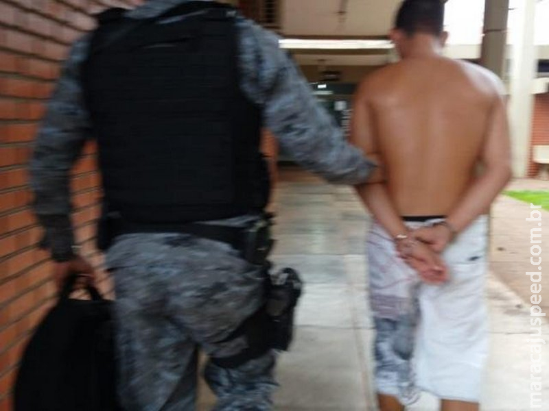 Adolescente dono de "boca de fumo" é preso com maconha, arma e munições
